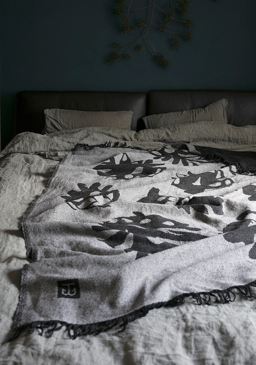Käpy x Teemu Järvi wool blanket (black-grey, 140 x 180 cm + fringes) *