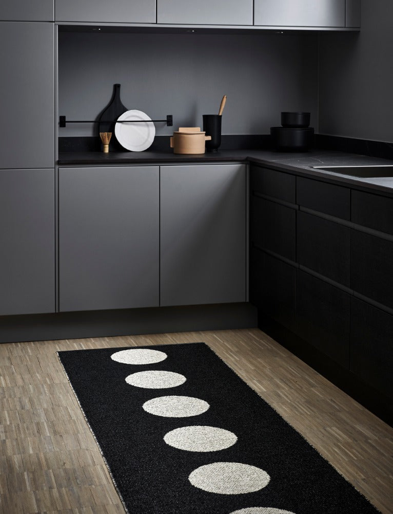 70x225cm / 2.25x7.5ft VERA RUG - BLACK/VANILLA