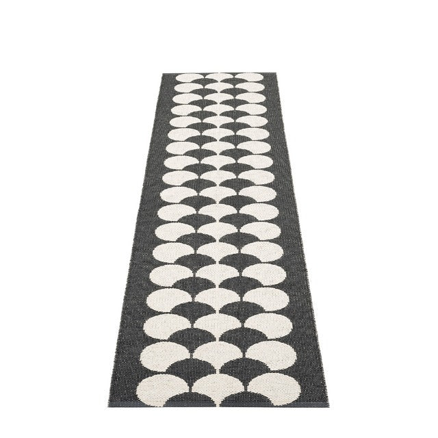 70x250cm / 2.25x8.25ft Poppy rug Bio Edition BLACK/VANILLA