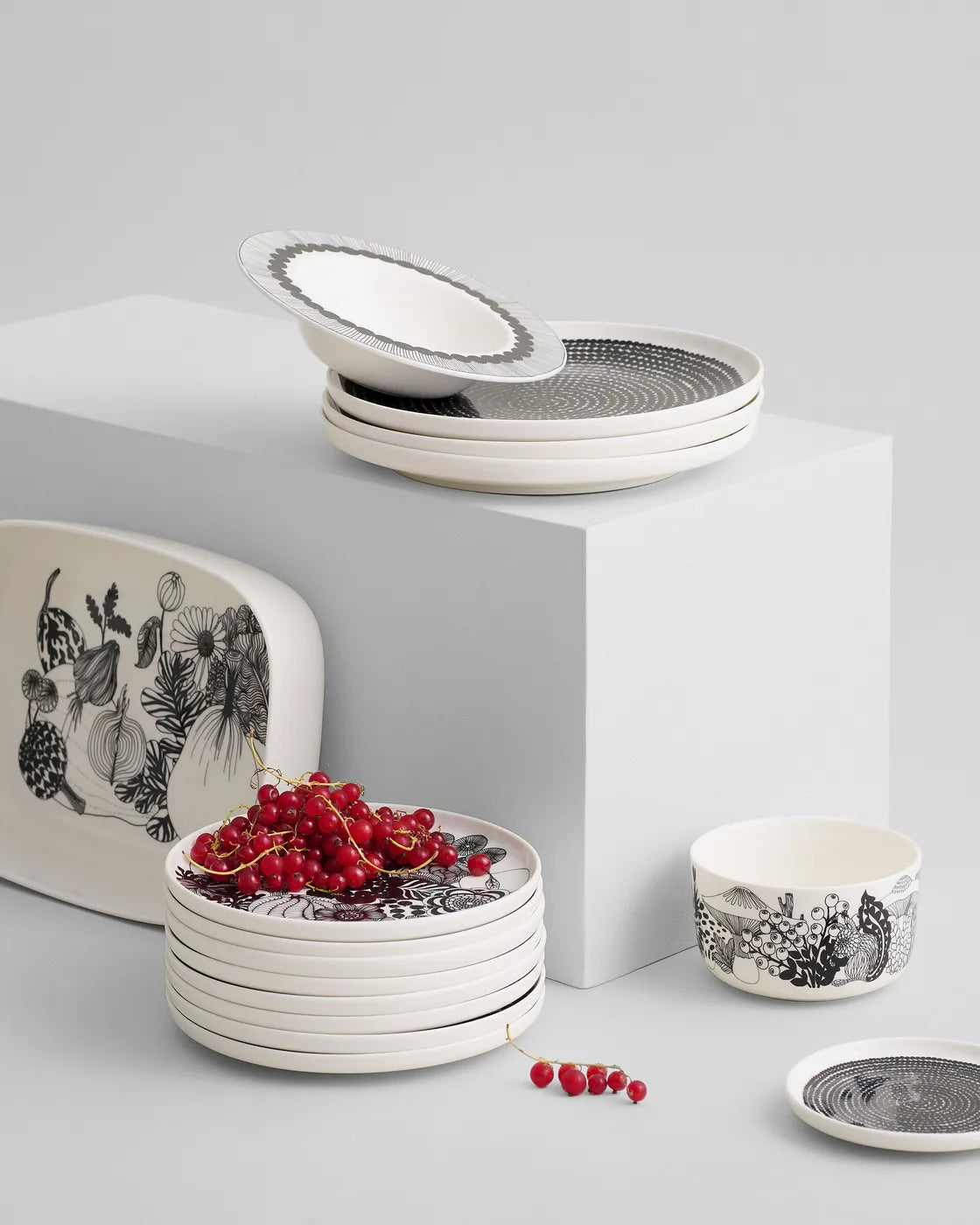 Oiva / Siirtolapuutarha serving dish white / black