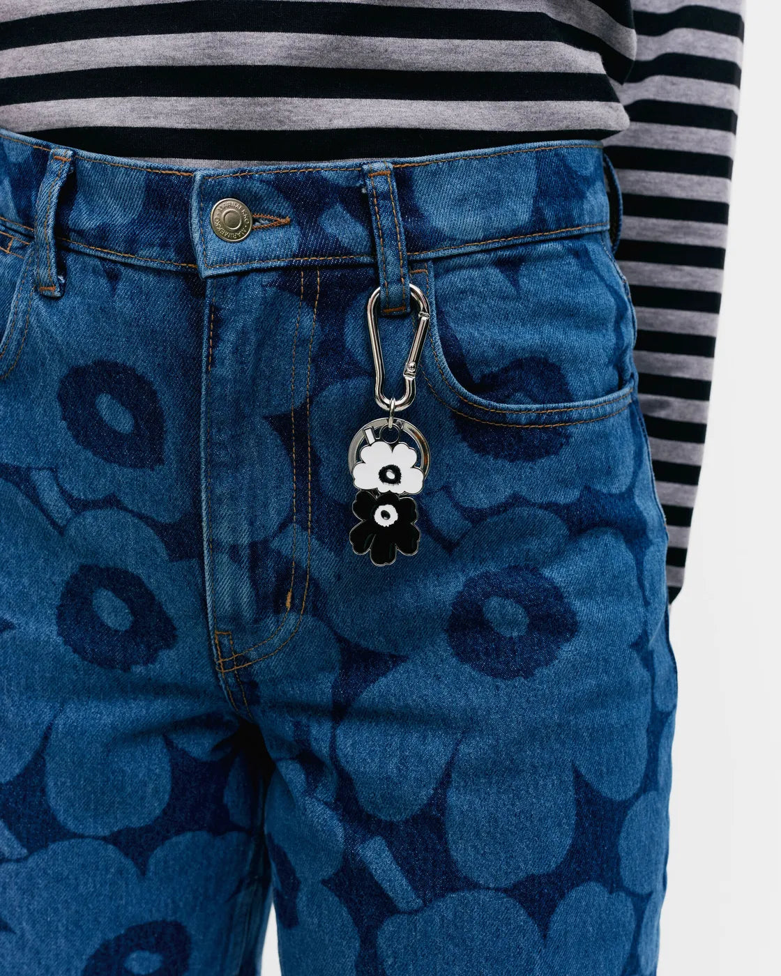 Puhallus Unikko I Kioski key chain black white