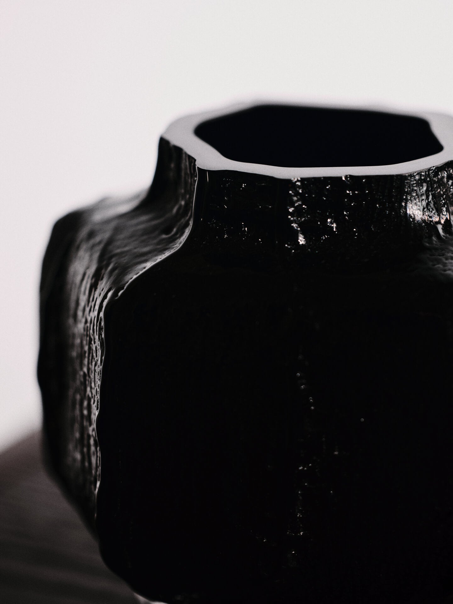 Mokuri Vase - H15 - Black