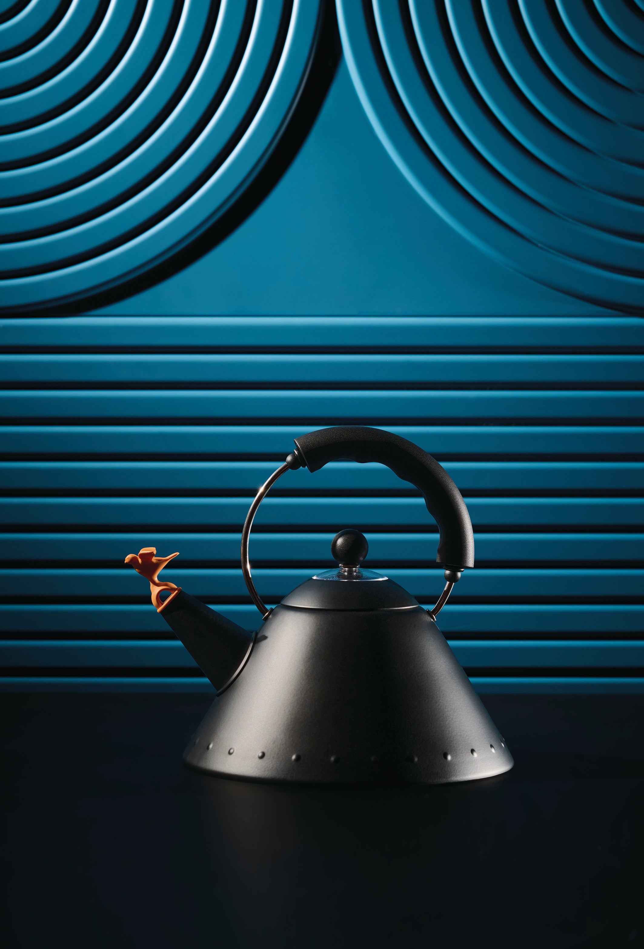 9093 BB Kettle in colored stainless steel, black Induction