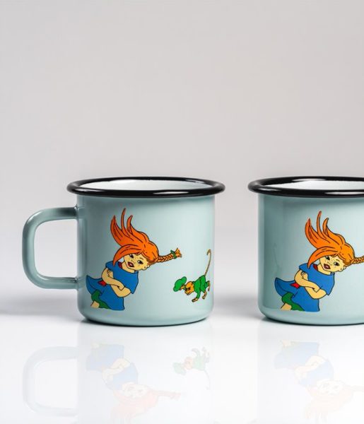 Enamel mug 3,7dl Här kommer Pippi / The Strongest Girl in the World