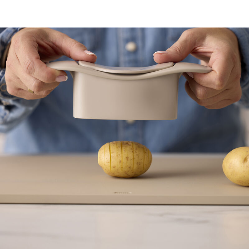 Hasselback cutter Humus