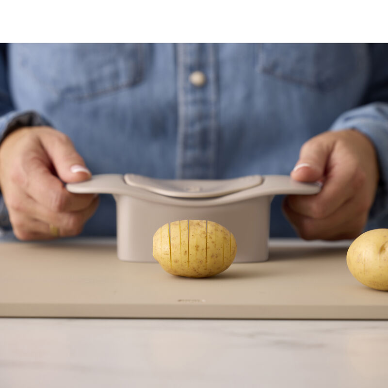 Hasselback cutter Humus