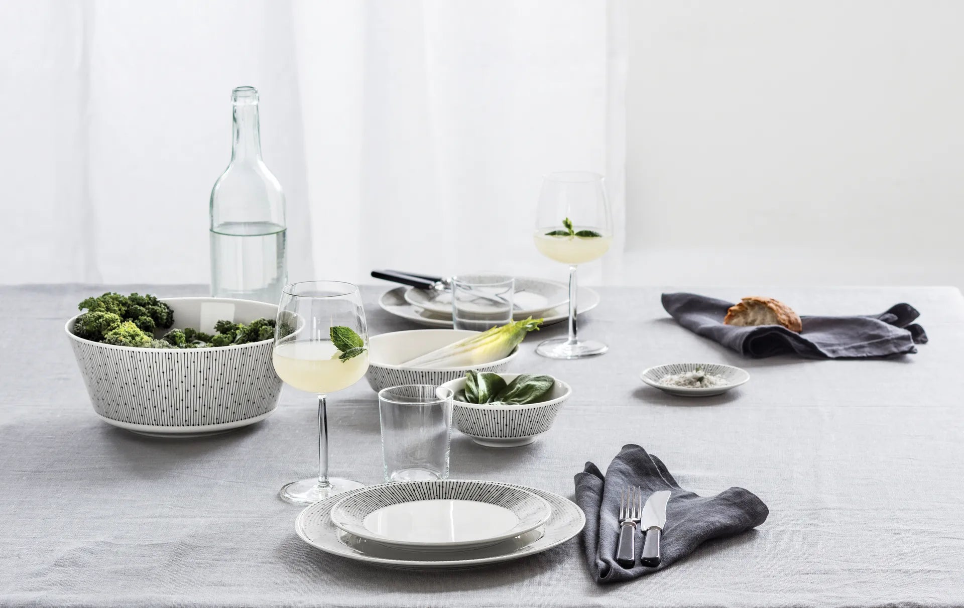 Mainio Sarastus plate Ø25 cm - Black-white