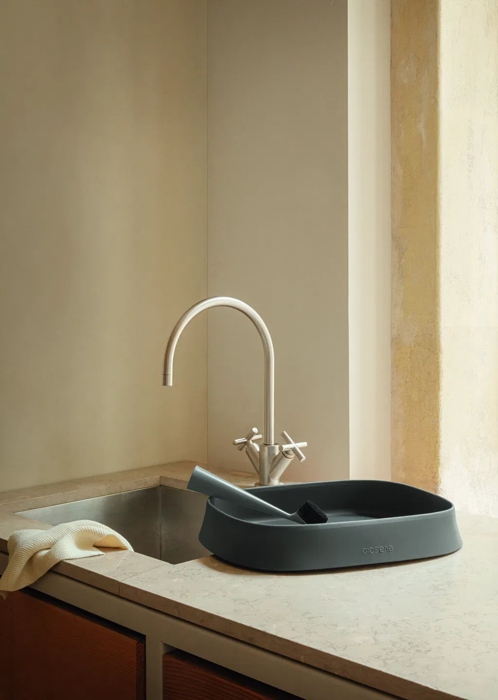 Collapsible washing-up tub