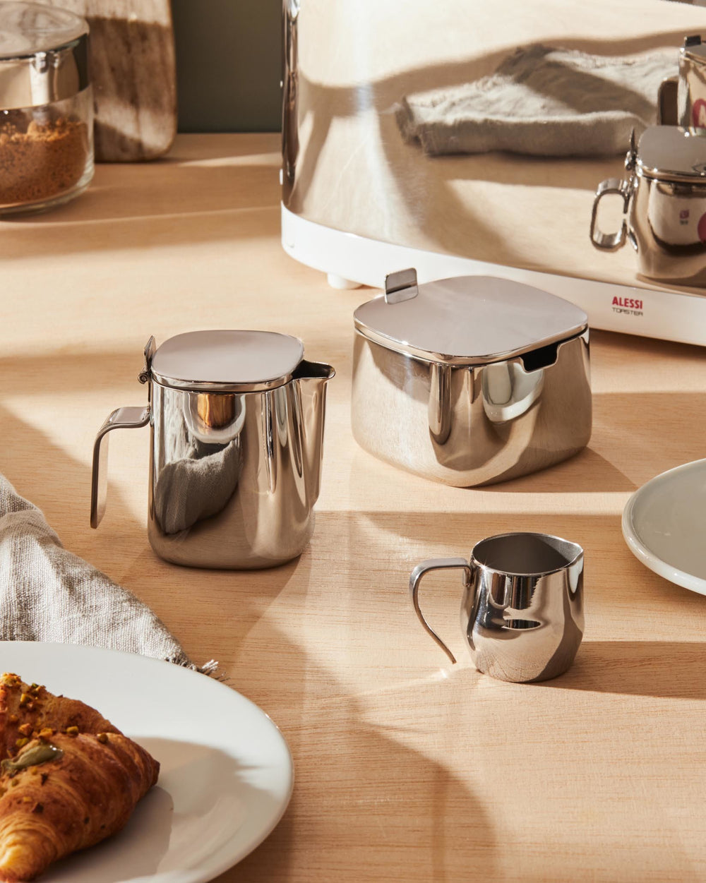 A411 Creamer in 18/10 stainless steel mirror polished with lid.