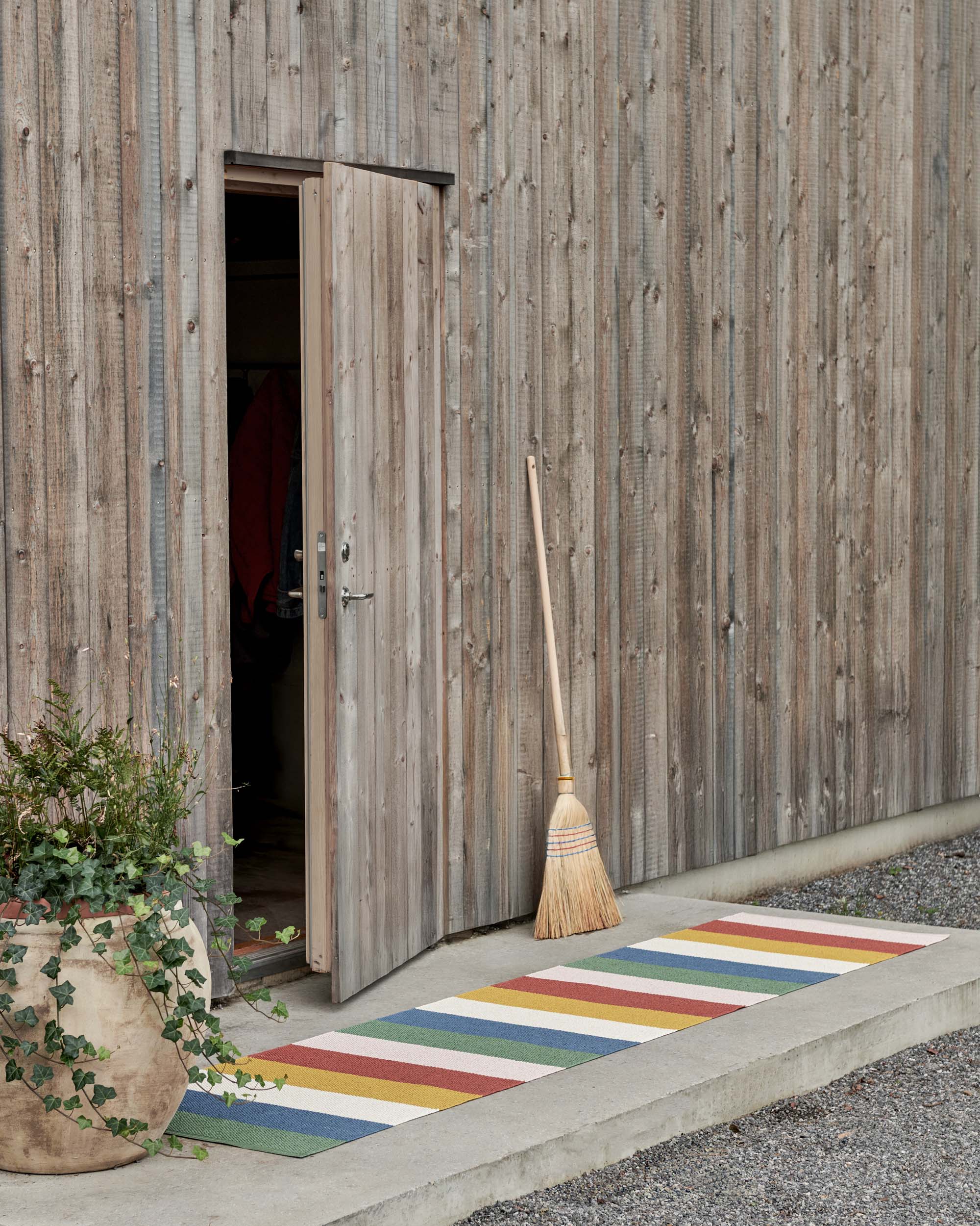 70x100cm / 2.25x3.25ft MOLLY RUG - Happy