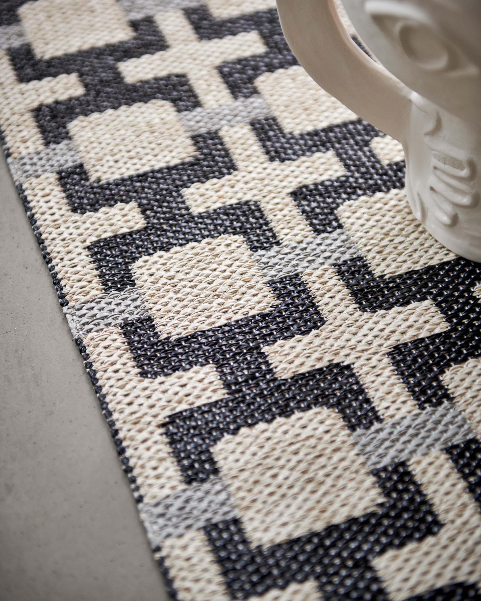 70x120 cm/2¼'x4' Tom Black/Cream/Warm Grey