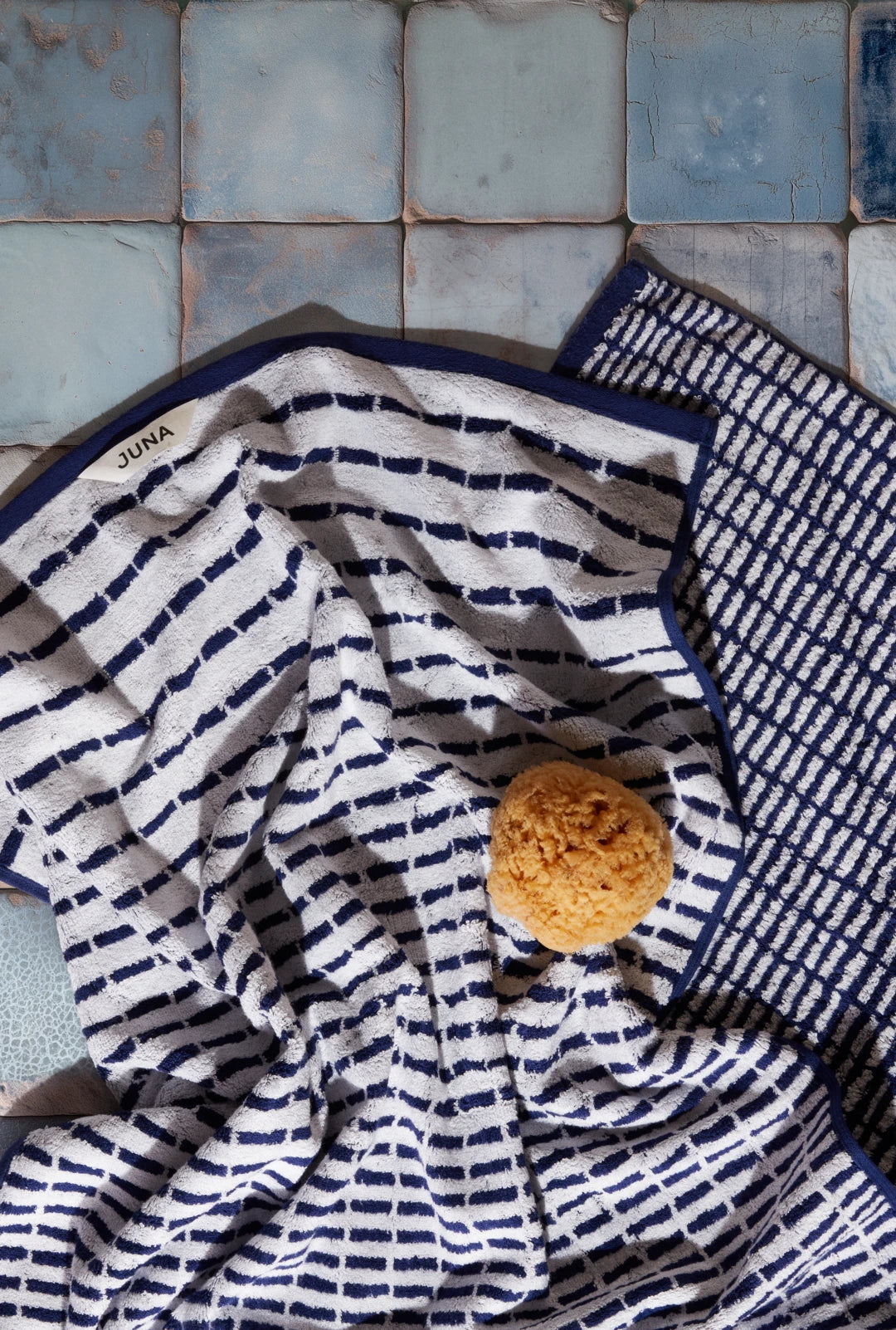 Nuance Bath Towel 70x140 cm dark blue/white