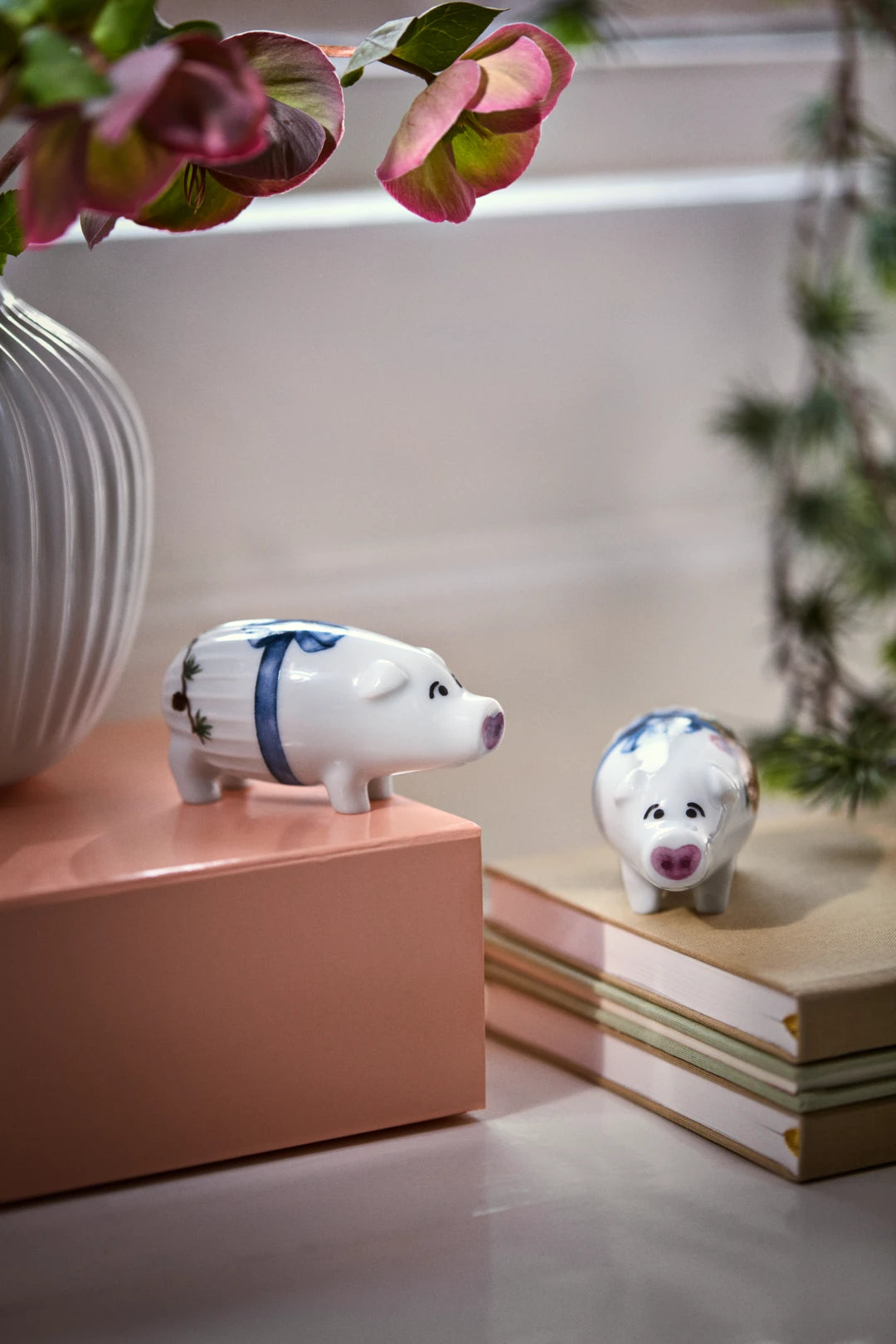 Hammershoi Christmas Pig white H4.5 cm  w. deco