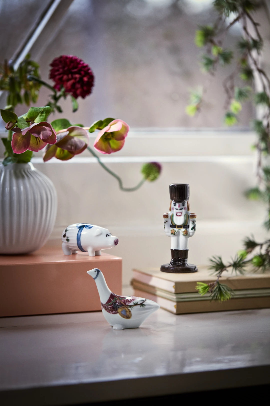 Hammershoi Christmas Pig white H4.5 cm  w. deco
