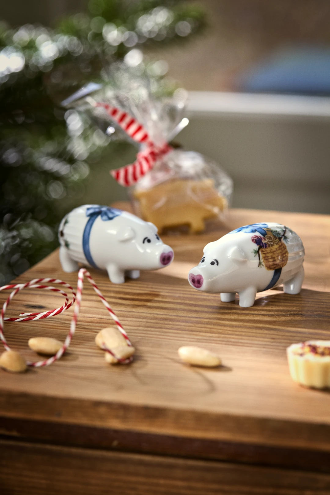 Hammershoi Christmas Pig white H4.5 cm  w. deco