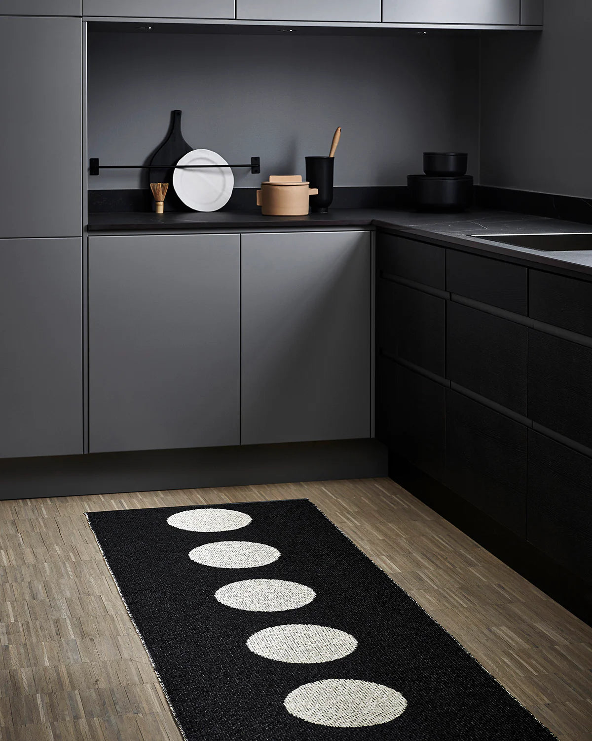 All sizes VERA RUG - BLACK/VANILLA Special order