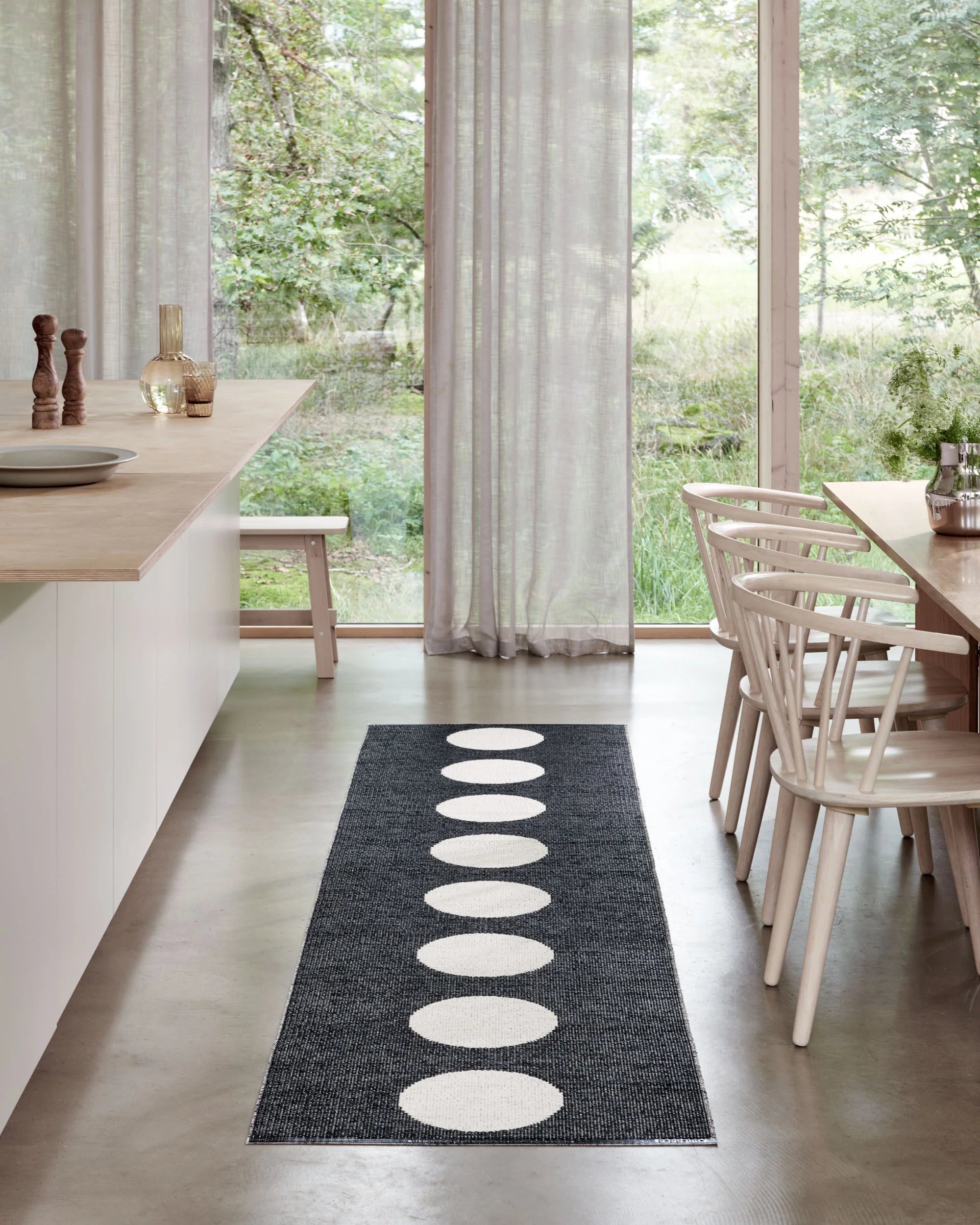 All sizes VERA RUG - BLACK/VANILLA Special order