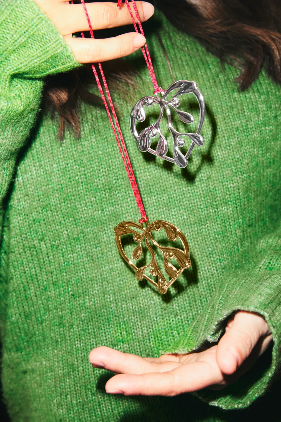 Under the Mistletoe H6.5 cm / 2.4 in gold plated
