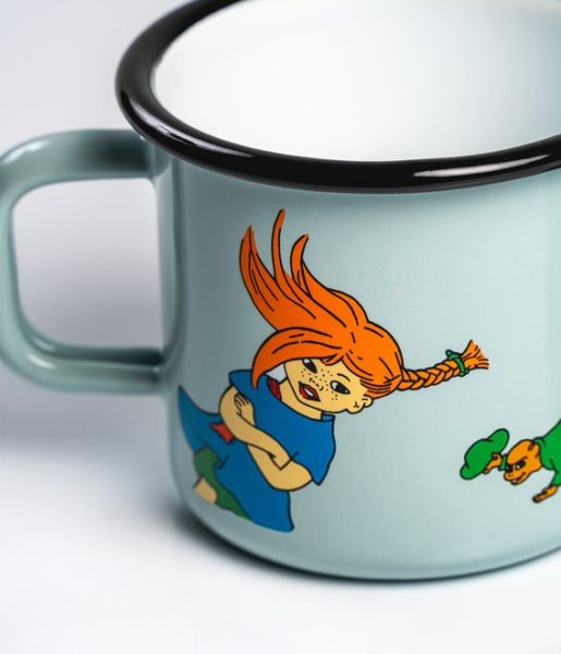 Enamel mug 3,7dl Här kommer Pippi / The Strongest Girl in the World