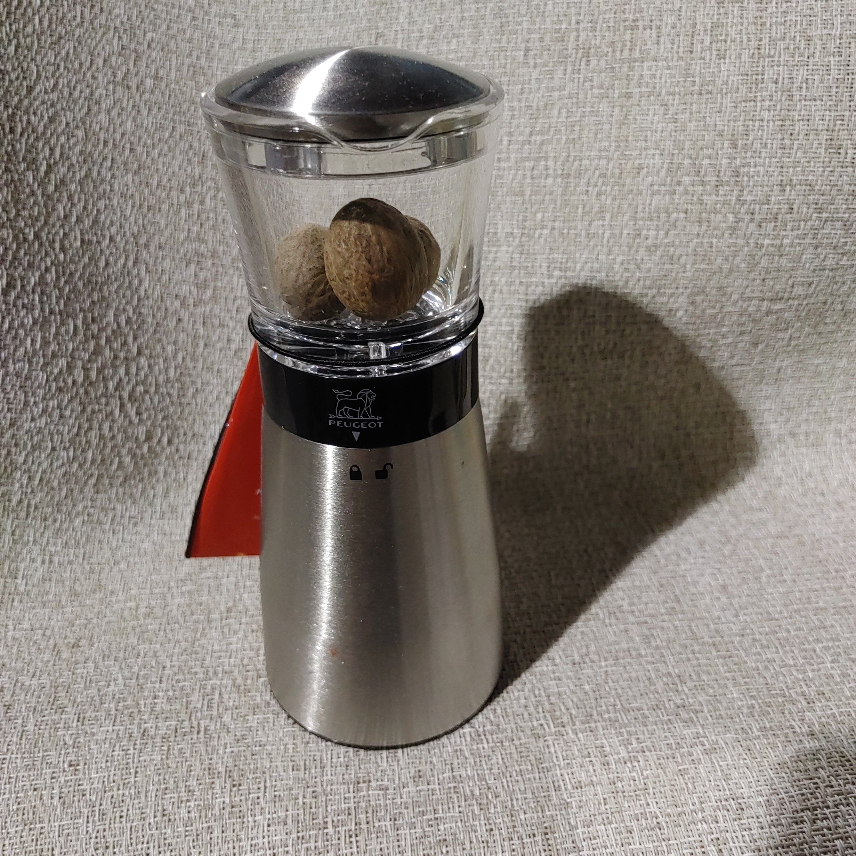 Daman Manual nutmeg mill in stainless steel and acrylic with magnetic cover 15 cm - 6in.