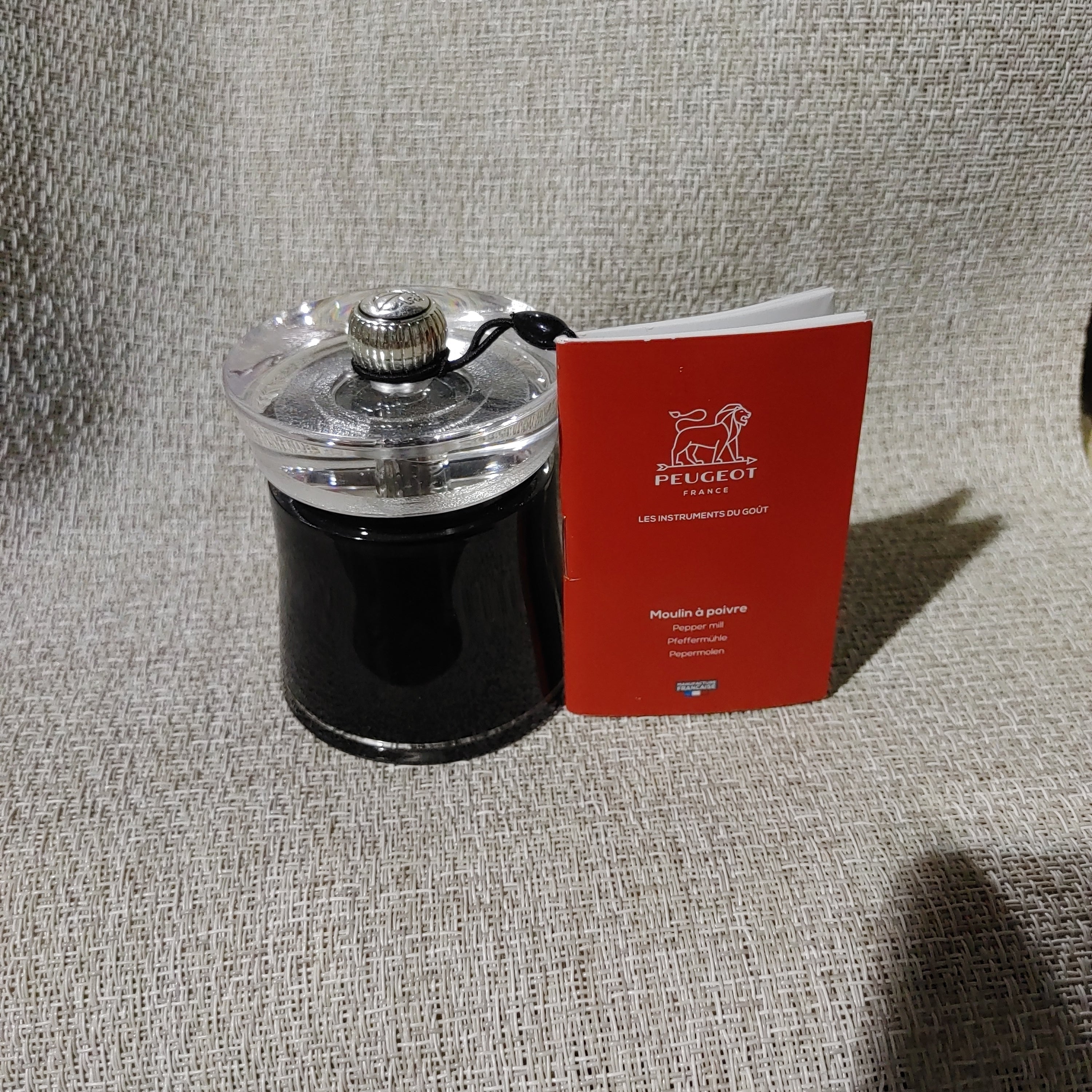 Bali Manual pepper mill in acrylic, black 8 cm - 3in.