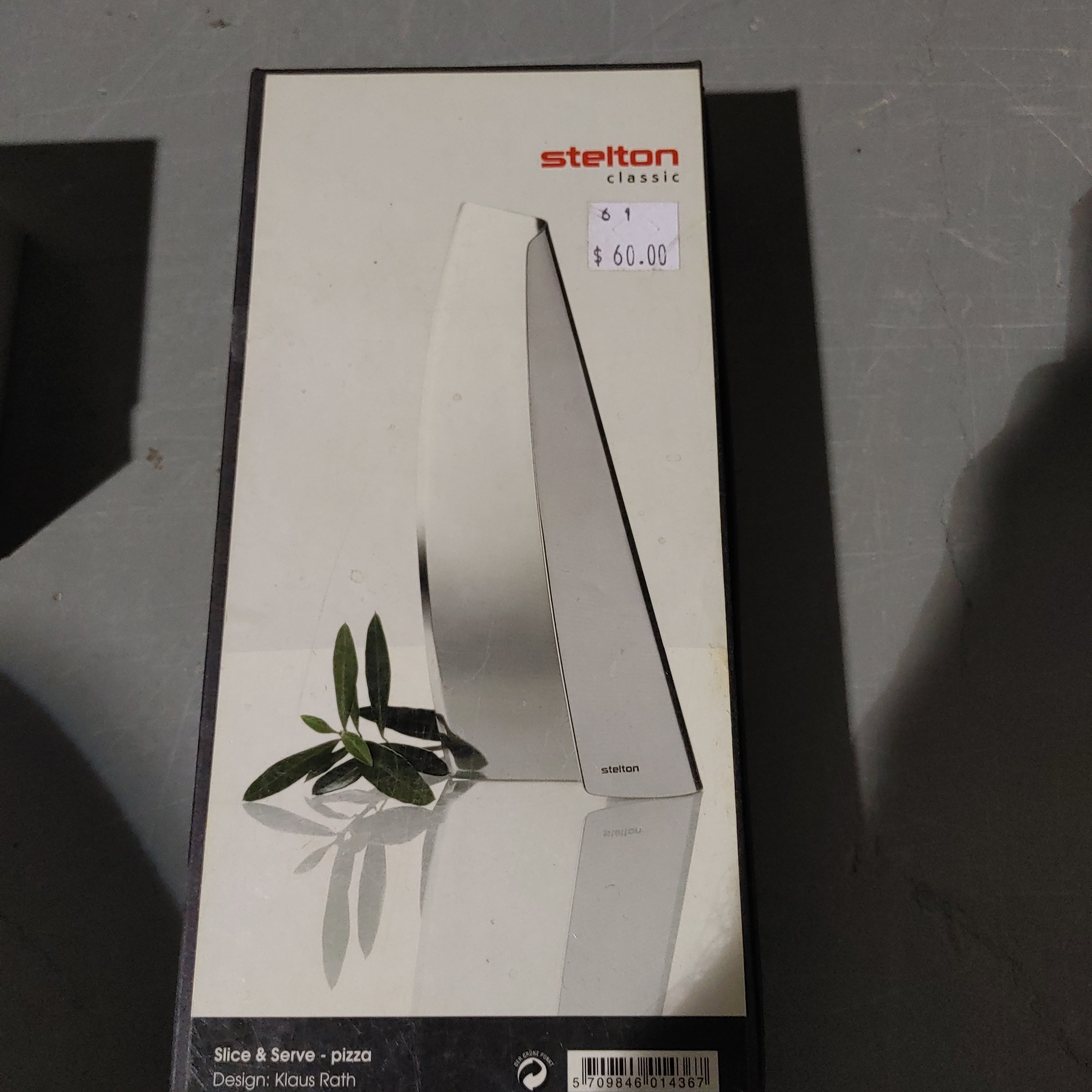 Pizza slice and serve*