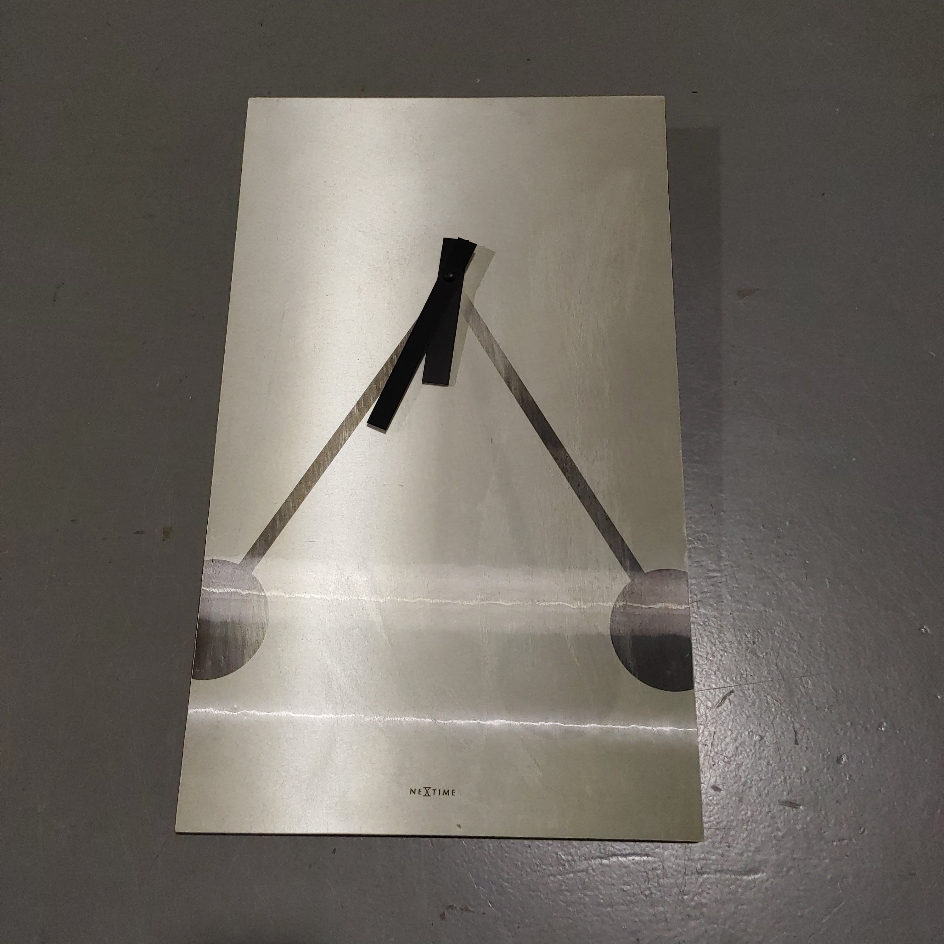 Wall clock with optical moving pendulum