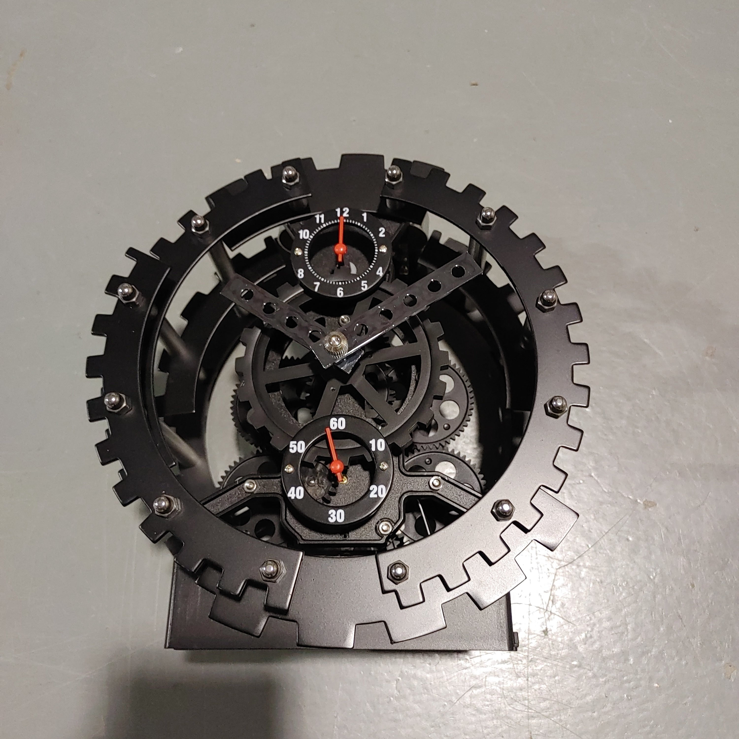 Moving gear alarm clock