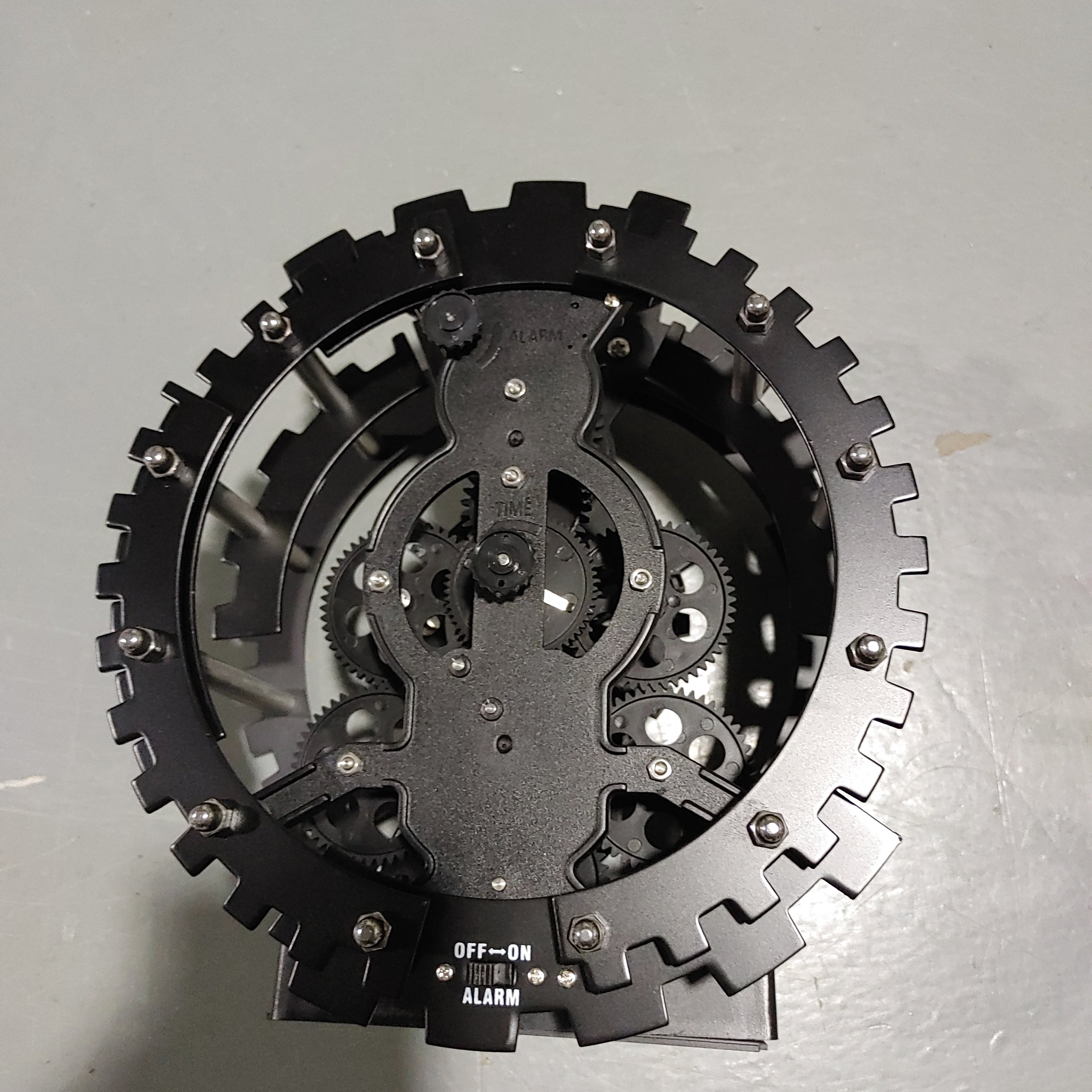 Moving gear alarm clock