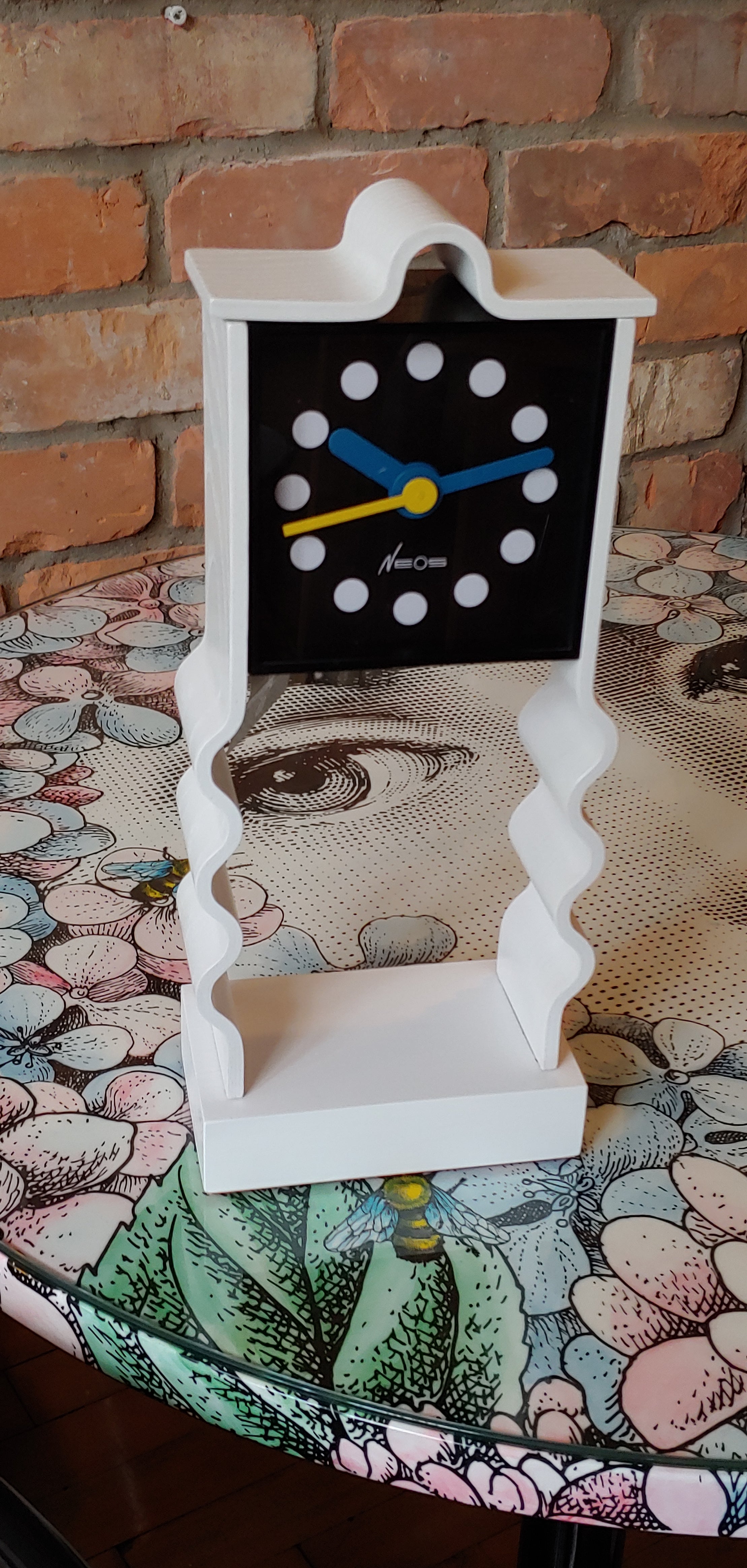 Table top Neos of Lorenz Design Du Pasquier Sowden clock