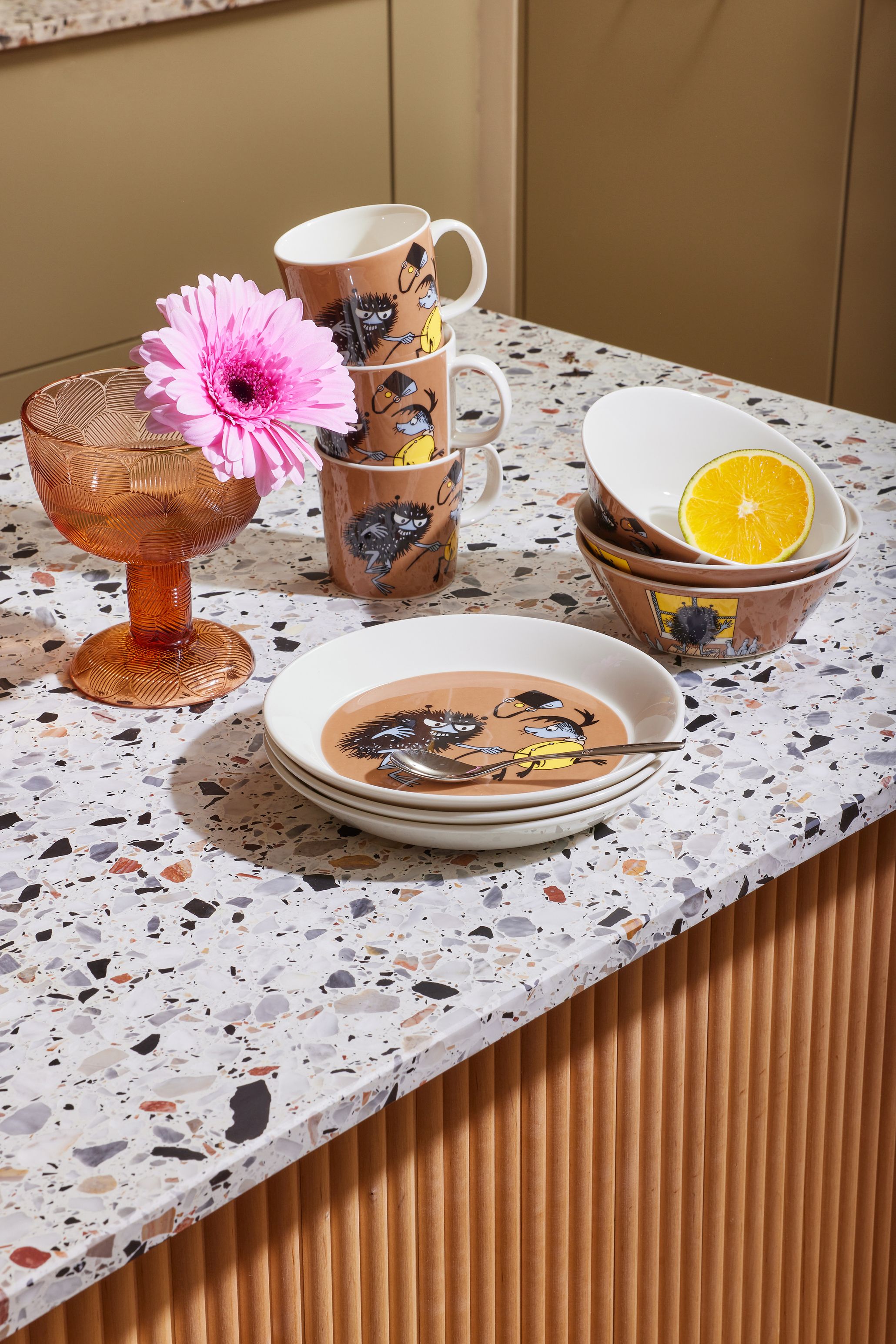 MOOMIN CLASSICS  Plate 19cm  / 7.5"  2022 Stinky in action