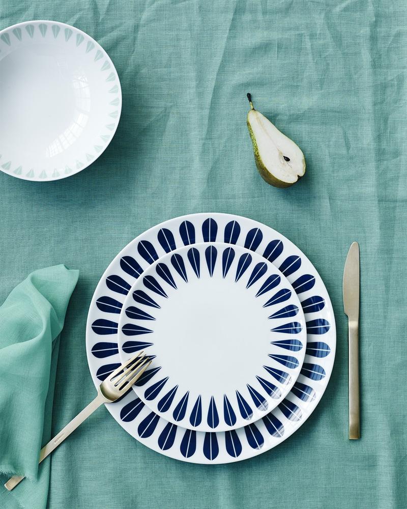 Lotus I Plate Salad 21cm / 8.3"  White with Dark blue lotus pattern