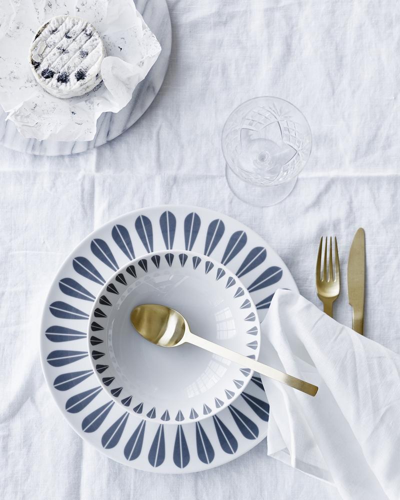 Lotus I Plate Salad 21cm / 8.3"  White with Dark blue lotus pattern