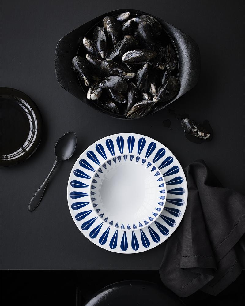 Lotus I Plate Salad 21cm / 8.3"  White with Dark blue lotus pattern