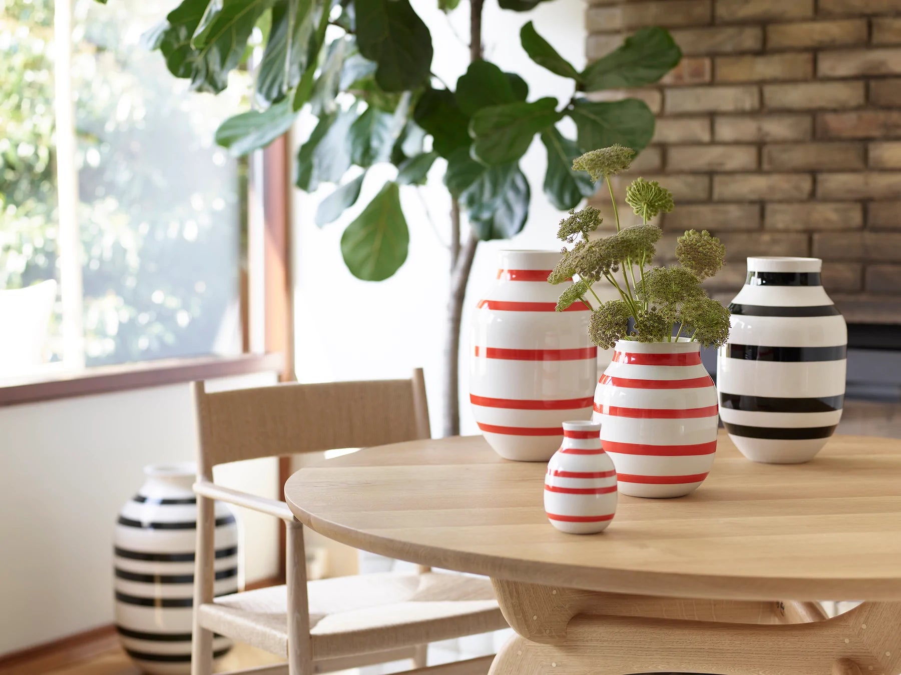 Omaggio Vase black  H30,5 cm H: 12.2"