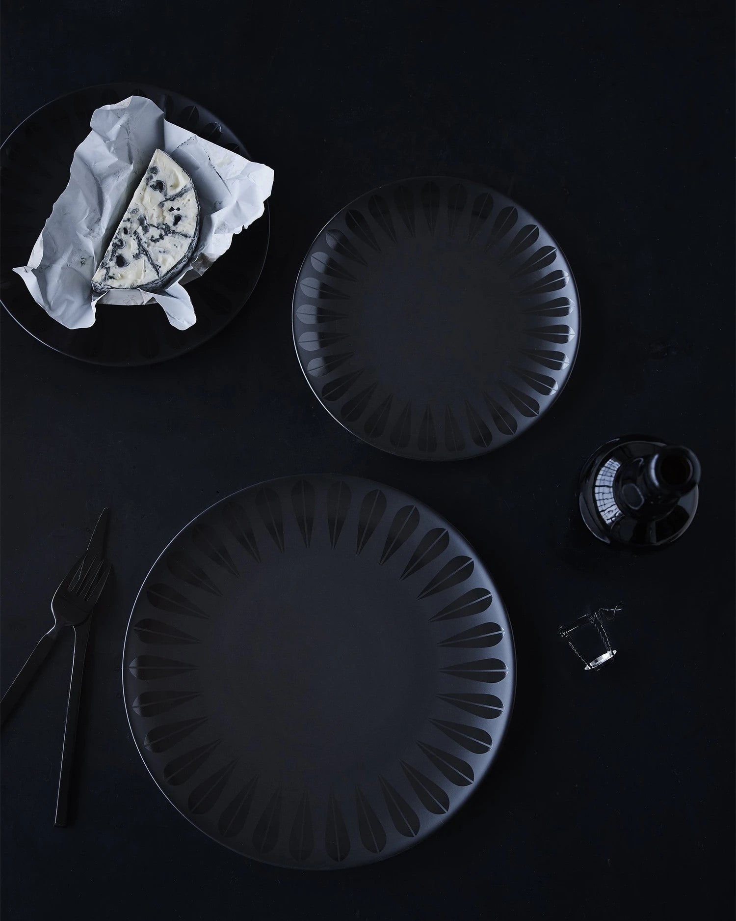 Lotus I Plate Dinner 28cm / 11" Trends Black porcelain with black pattern