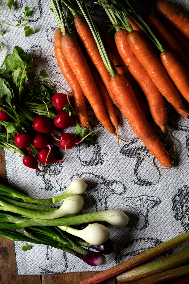 Sienimetsä tea towel (white-cloudberry, 46 x 70 cm)